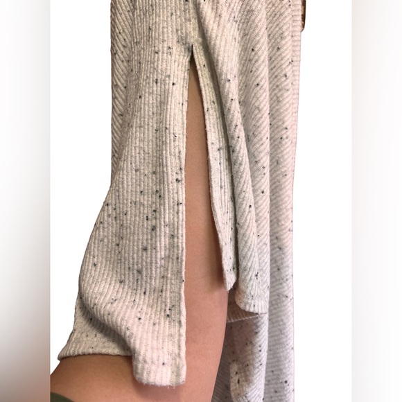 American Eagle oversized small longsleeve, ribbed shirt. Side split design. - Picture 4 of 4